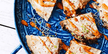 Spicy chicken wraps with chilly sauce